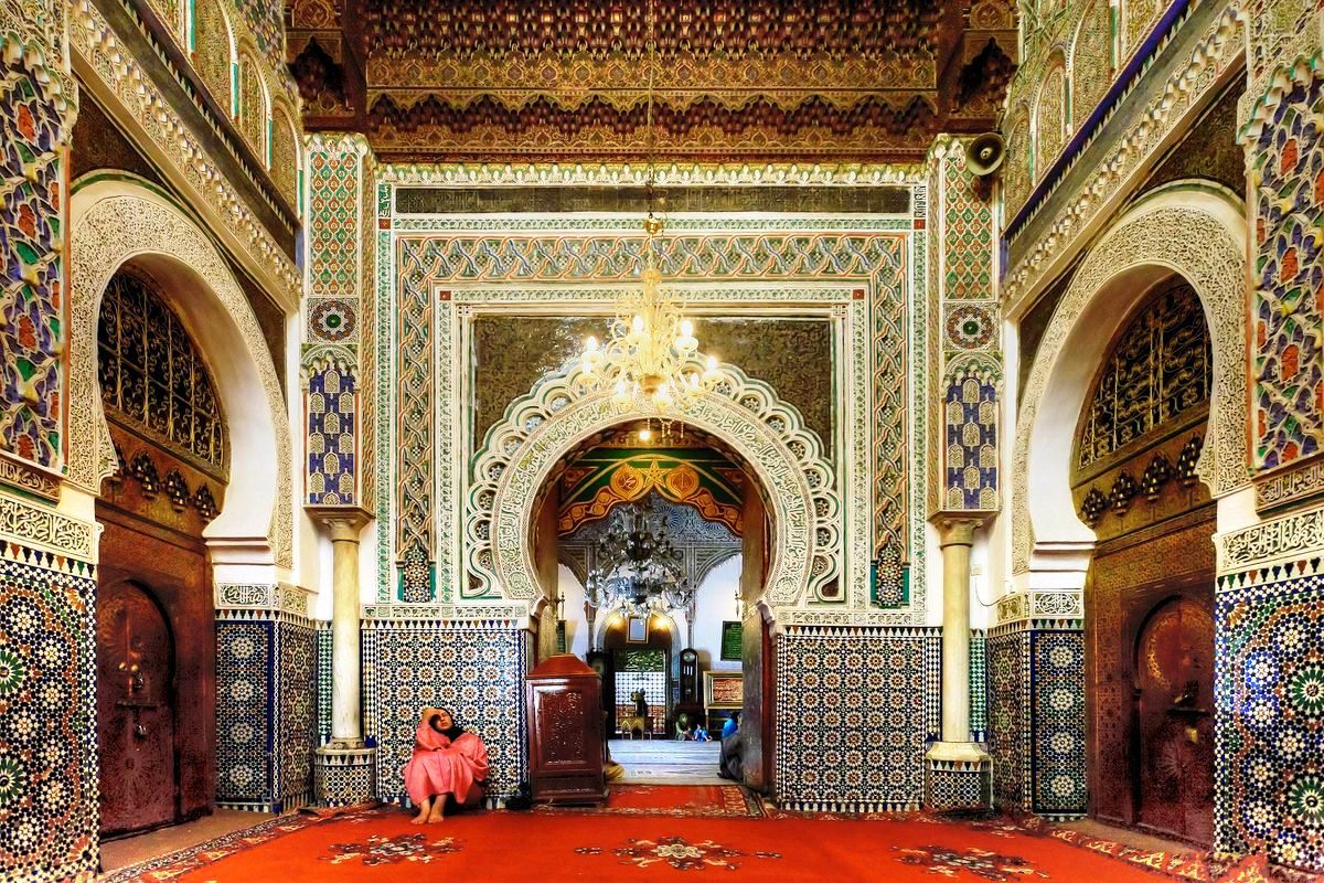 Fez city guided tours to explore the medina accompanied by Fes tour guide