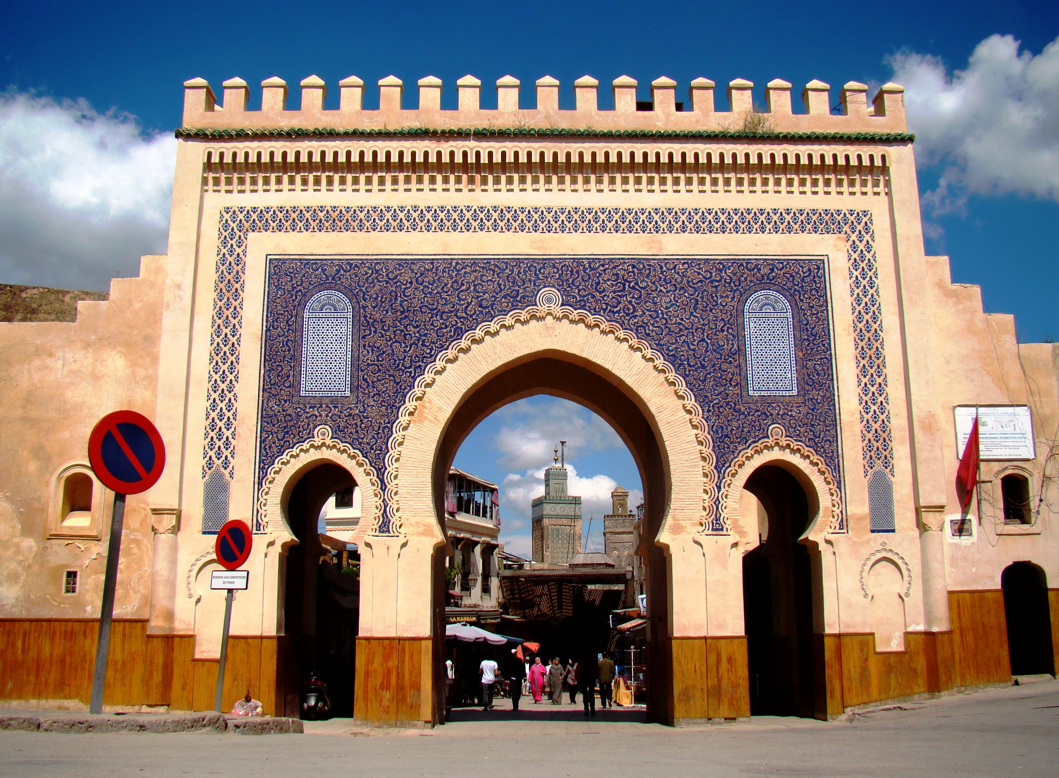 Fez city guided tours to explore the medina accompanied by Fes tour guide